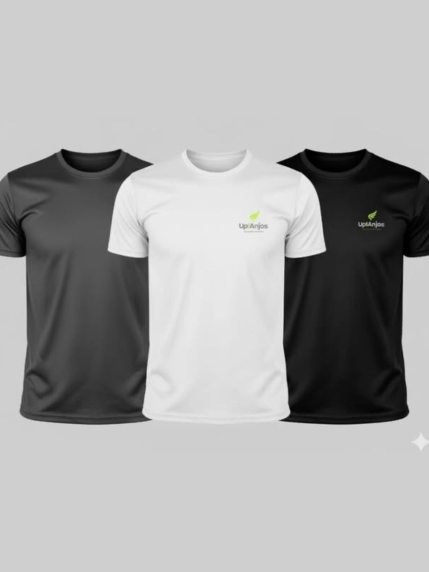 Camiseta nas três cores — Chumbo, branca e preta, com a marca aplicada no peito.